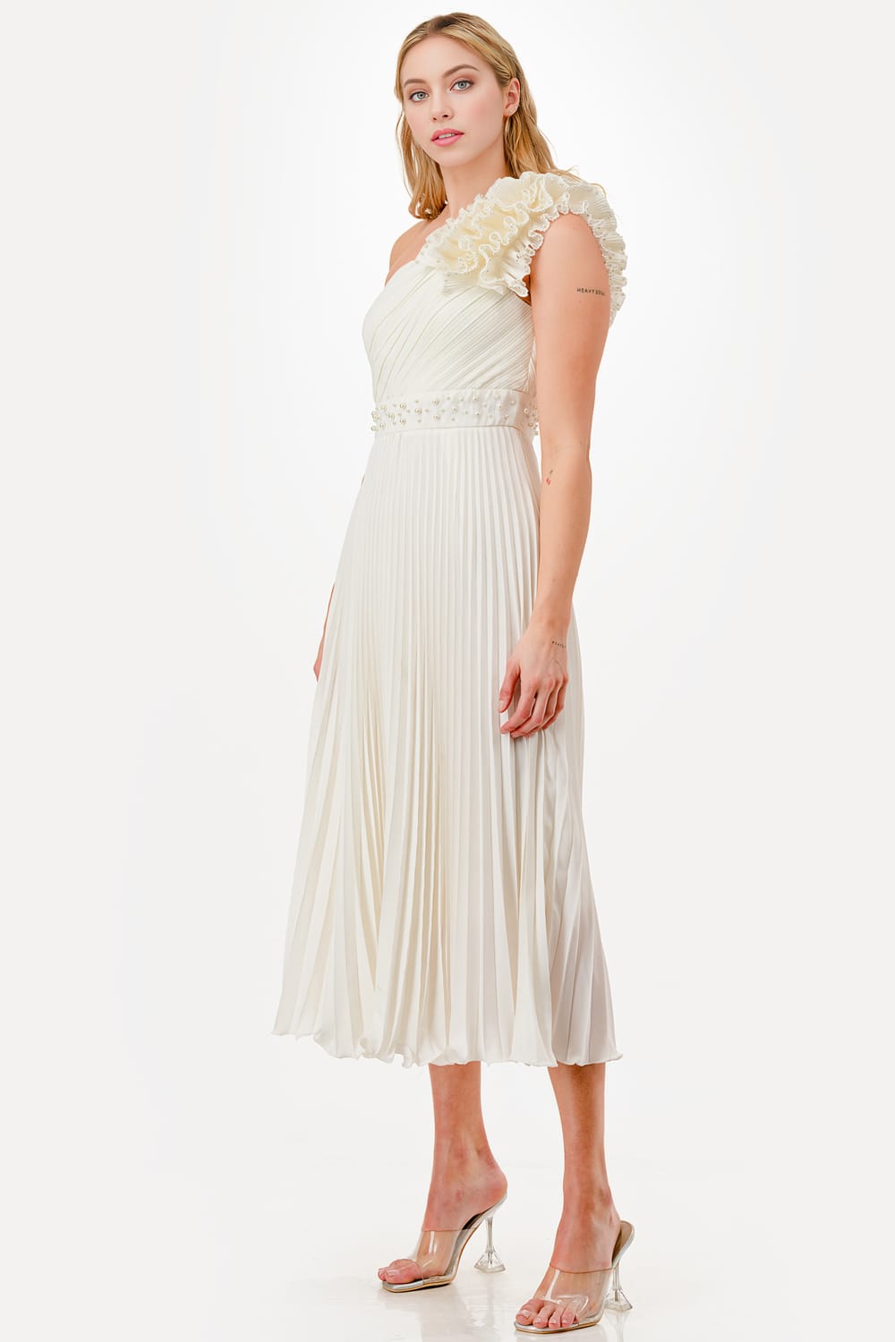 Vestido plisado medio hombro midi