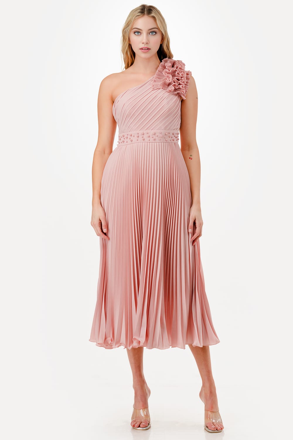 Vestido plisado medio hombro midi