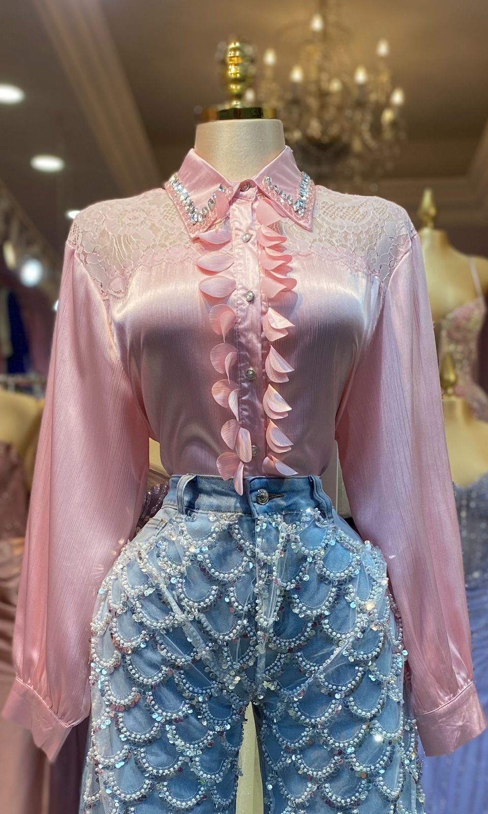 Blusa con encaje y aplicación de piedras