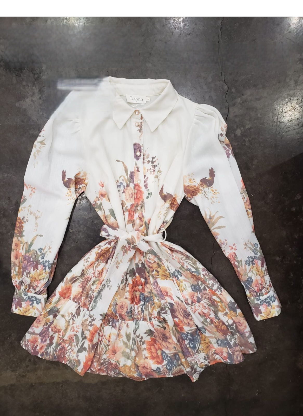Vestido corto diseño flores al borde