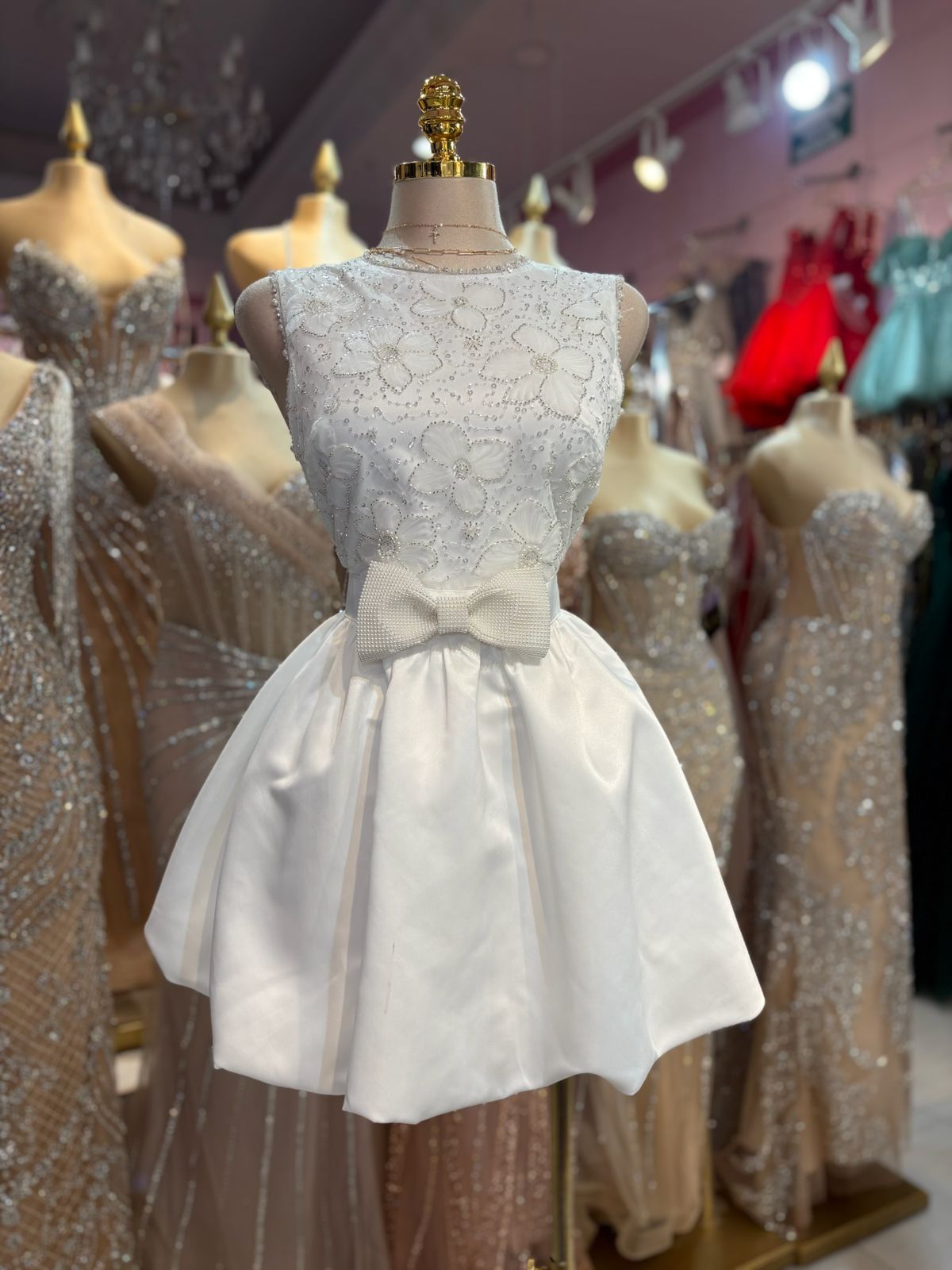 Vestido corto moño al frente