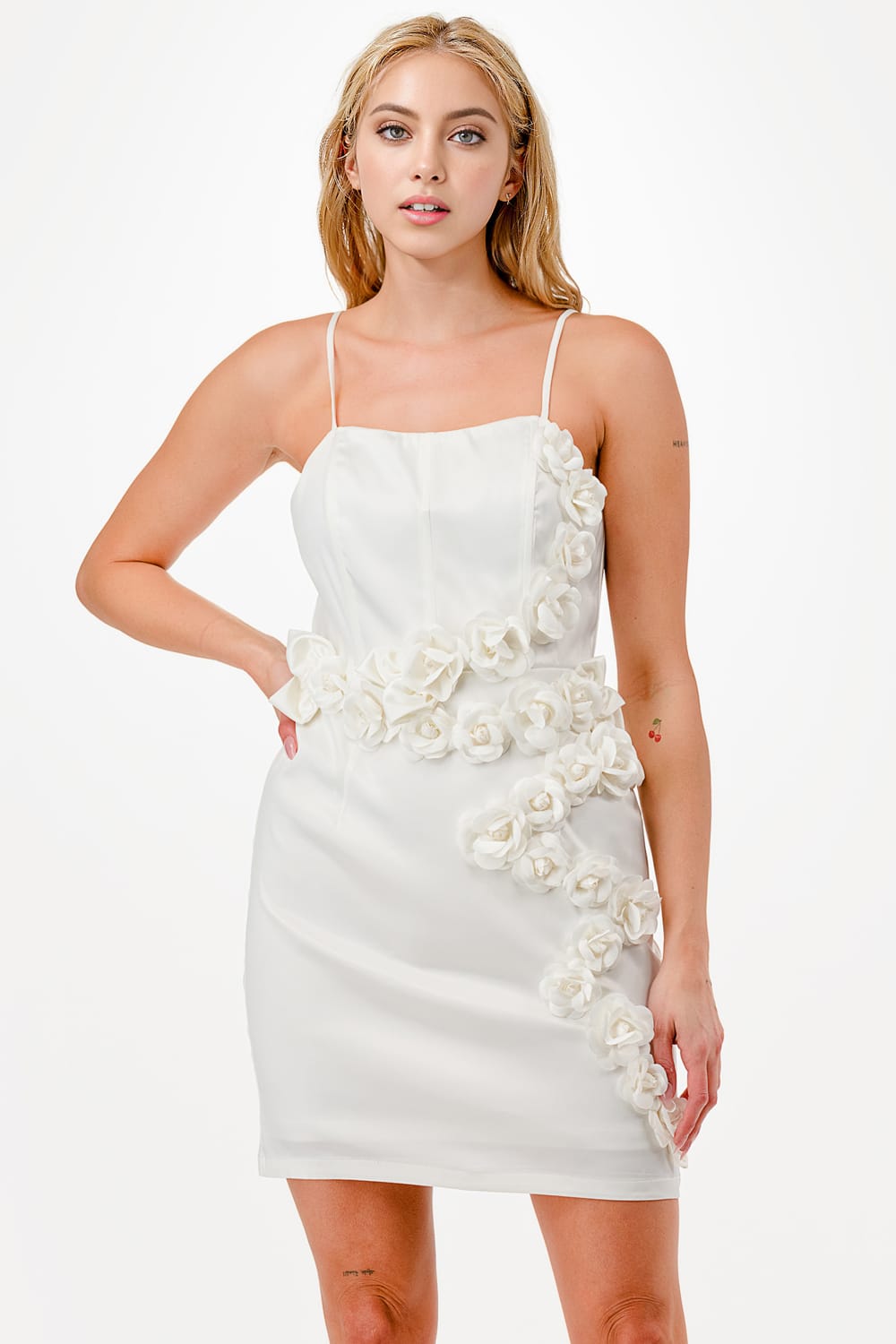 Vestido corte A corto con aplicación de flores