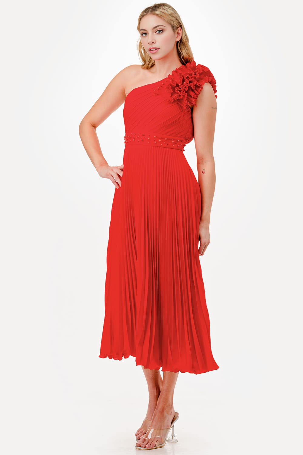 Vestido plisado medio hombro midi