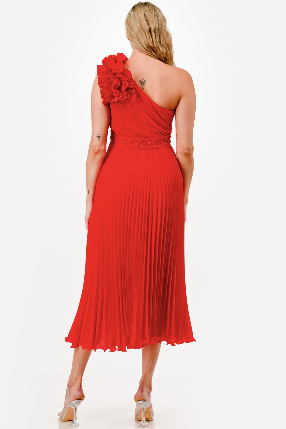 Vestido plisado medio hombro midi