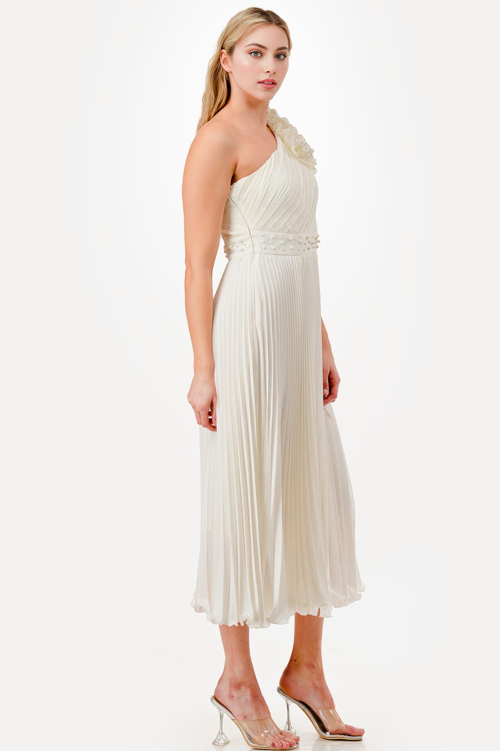Vestido plisado medio hombro midi