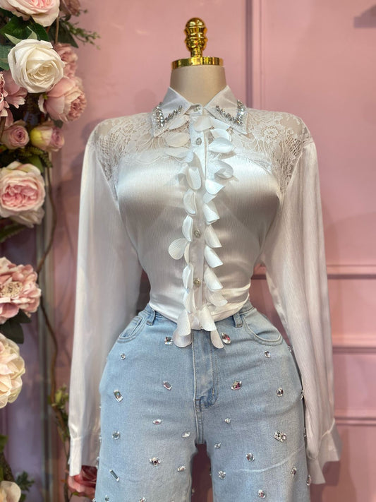 Blusa con encaje y aplicación de piedras