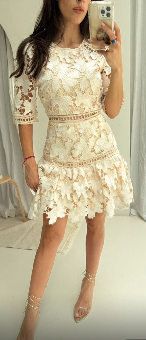 Vestido corto de encaje