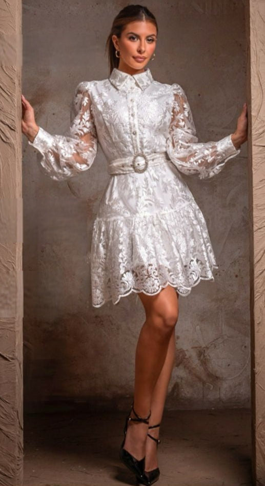 Vestido corto de encaje