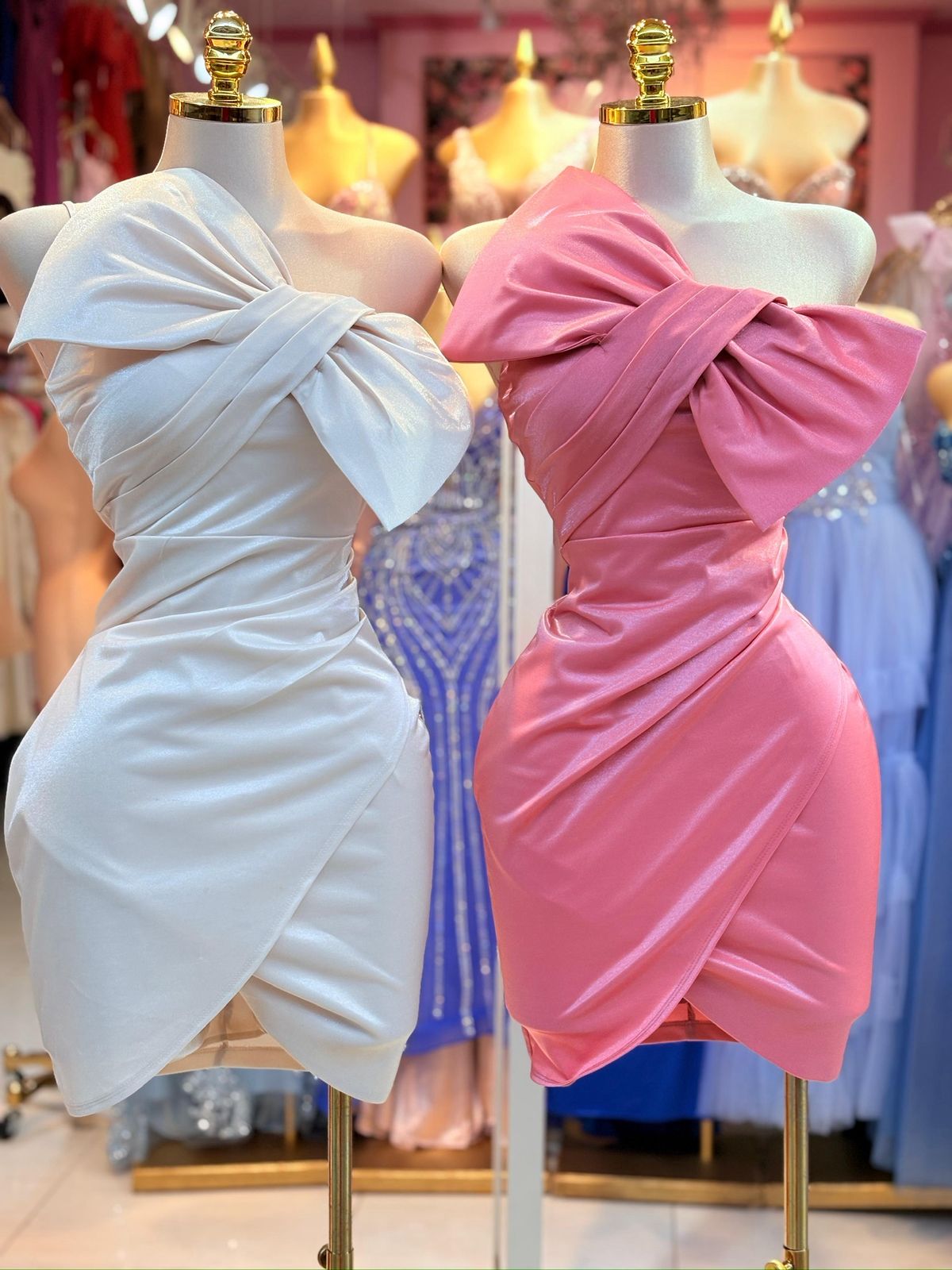 Vestido corto con moño