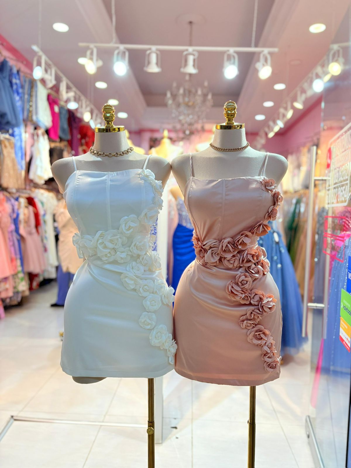 Vestido corto satín aplicación rosas