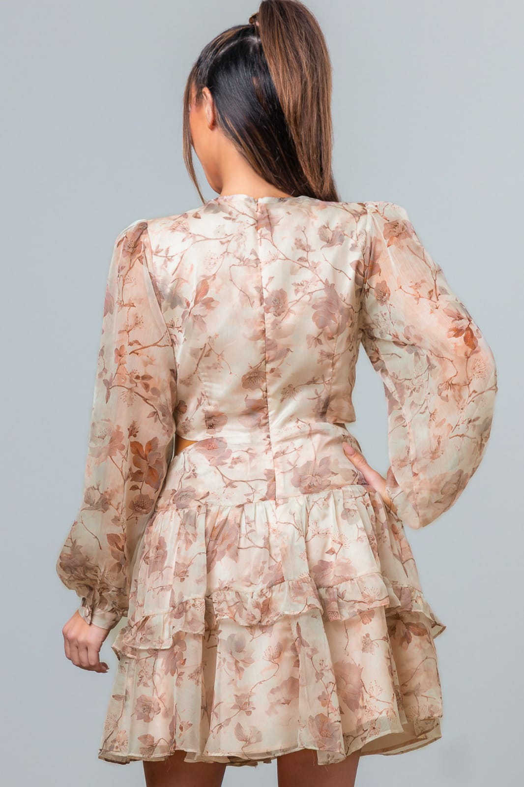 Vestido corto manga larga piedras al frente