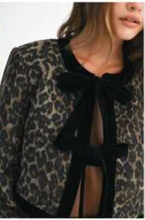 Saco corto animal print moño
