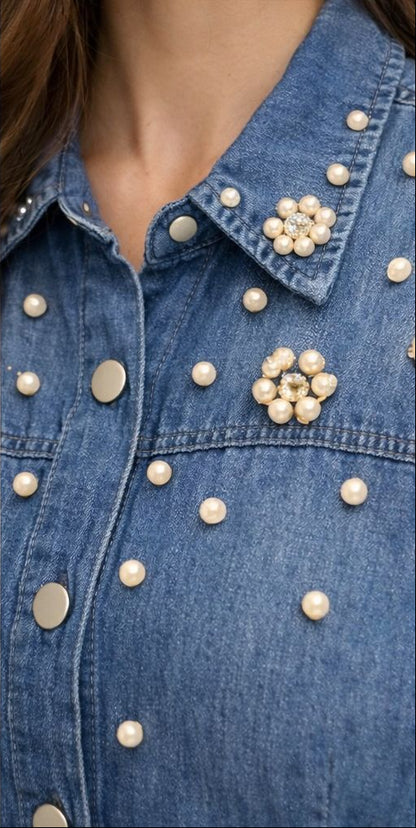 Blusa de mezclilla con bordado de piedras