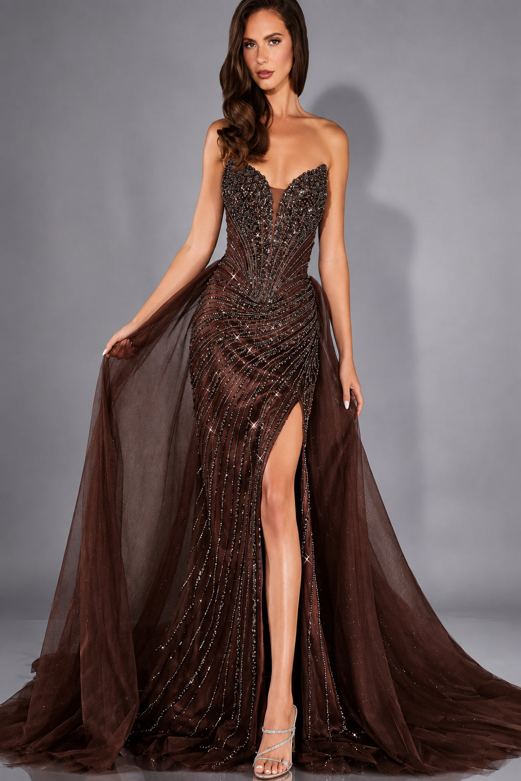 Vestido de gala café con pedrería y capa de tul