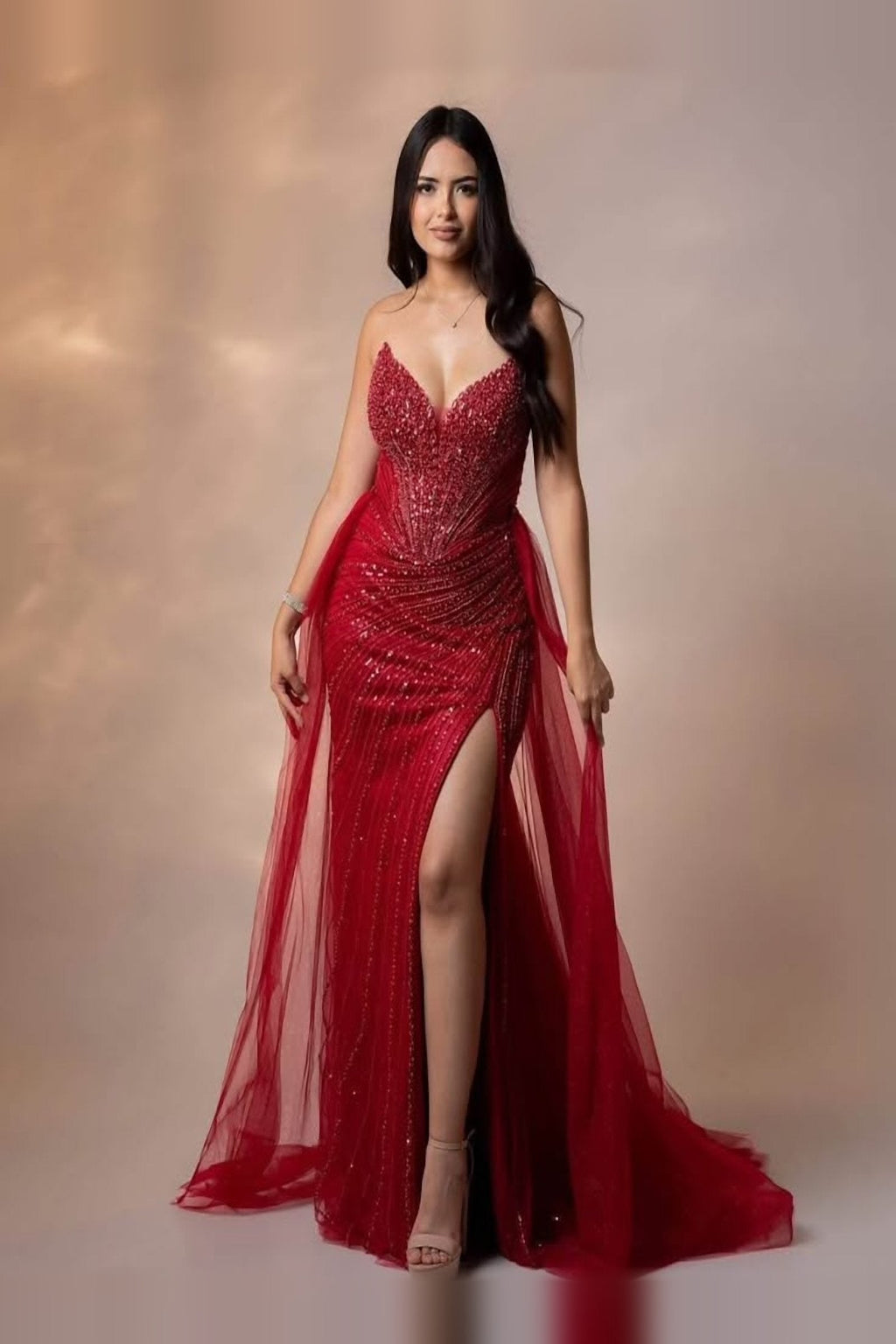 Vestido de gala con pedrería y capa de tul - vista 3