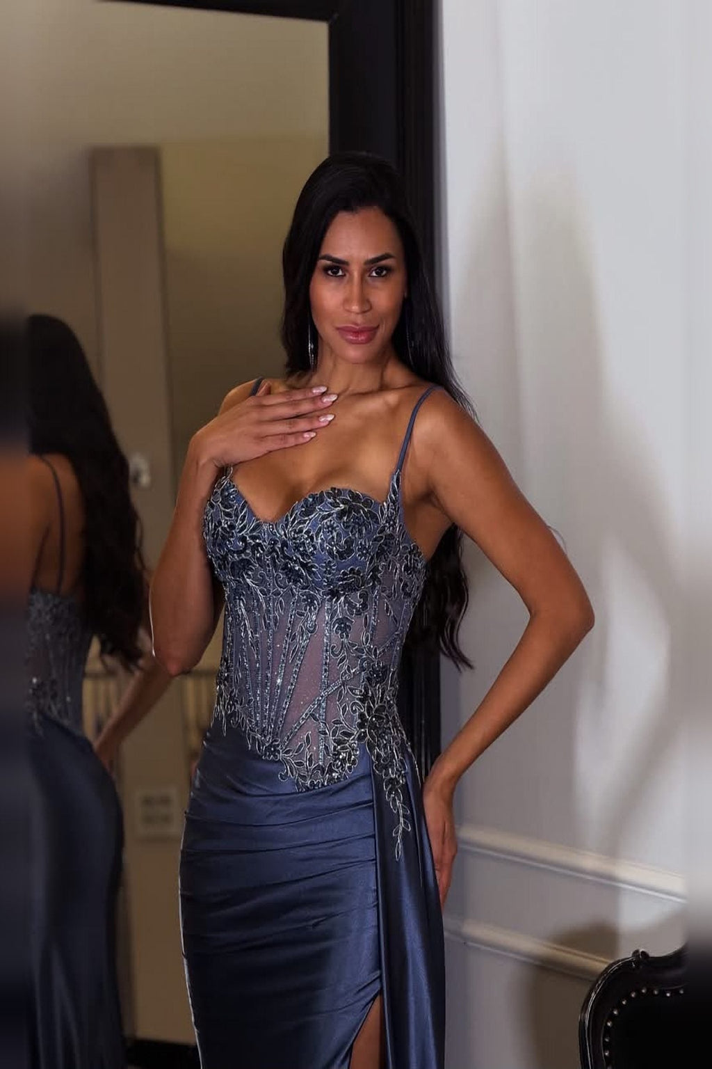 Vestido de gala satinado corsé con aplicaciones y tirantes - vista 2